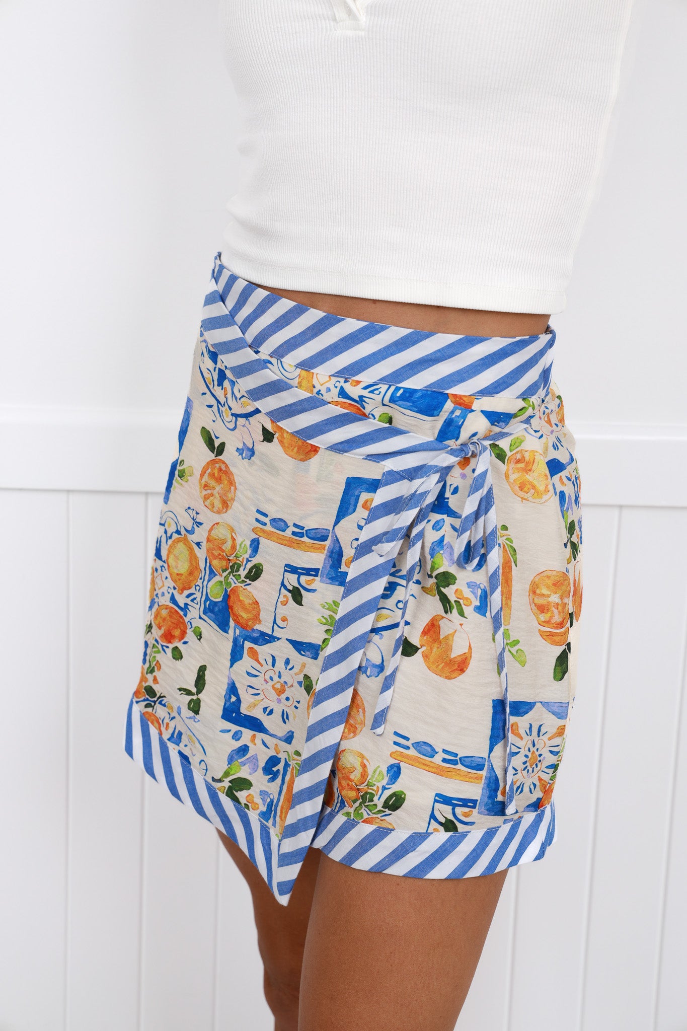 CAYMAN SKORT IN TROPICAL MULTI PRINT