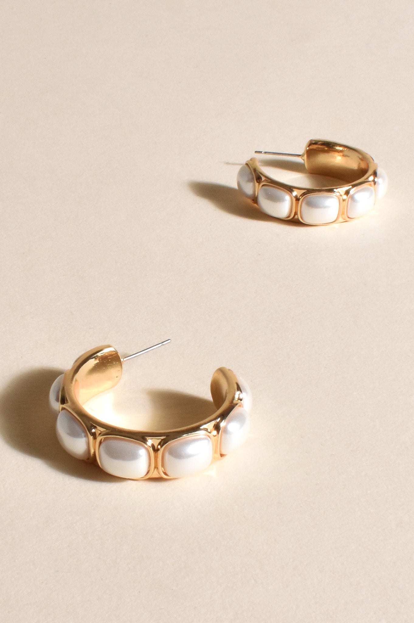 GEO INSERT GOLD AND PEARL PATTERN HOOPS